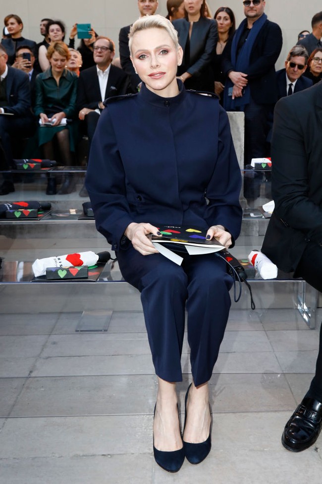 Istri Raja Albert dari Monaco itu tampil simple dalam balutan busana Akris berwarna navy. Putri Charlene memadukannya dengan sepatu dan clutch hitam yang juga simple. Foto: Getty Images