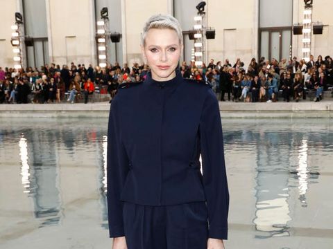 Putri Charlene dari Monaco Monaco's Princess Charlene leaves the Akris Spring-Summer 2023 fashion show during the Paris Womenswear Fashion Week, in Paris, on October 1, 2022. (Photo by JULIEN DE ROSA / AFP) (Photo by JULIEN DE ROSA/AFP via Getty Images)