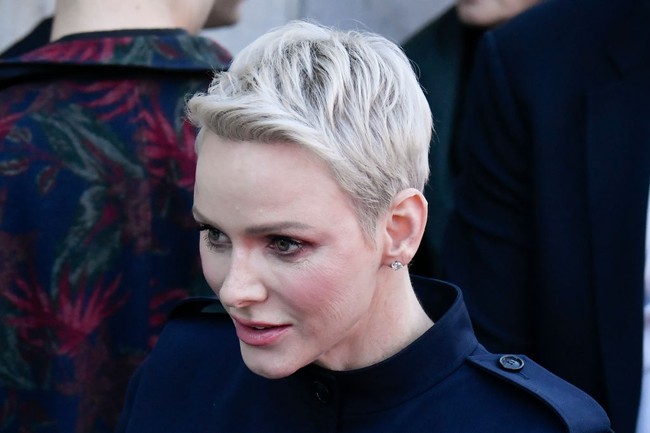 Melalui unggahan Instagram, Putri Charlene memberikan ucapan selamat pada desainer Akris, Albert Kriemler. “Terimakasih Albert untuk malam yang menyenangkan dan selamat atas 100 tahun kesempurnaan,” tulisnya pada keterangan foto. Foto: Getty Images