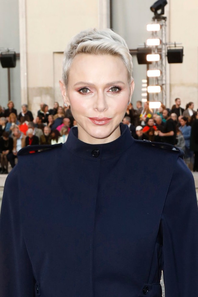 Melalui akun Twitter, pihak Kerajaan Monaco menyampaikan bahwa busana yang dikenakan Putri Charlene ke Paris Fashion Week ini bukan hadiah dari brand Akris. Sang putri membelinya sebelum busana tersebut ditampilkan di Paris. Foto: Getty Images