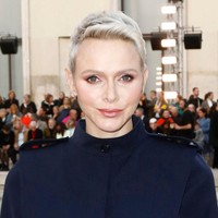 Melalui akun Twitter, pihak Kerajaan Monaco menyampaikan bahwa busana yang dikenakan Putri Charlene ke Paris Fashion Week ini bukan hadiah dari brand Akris. Sang putri membelinya sebelum busana tersebut ditampilkan di Paris. Foto: Getty Images