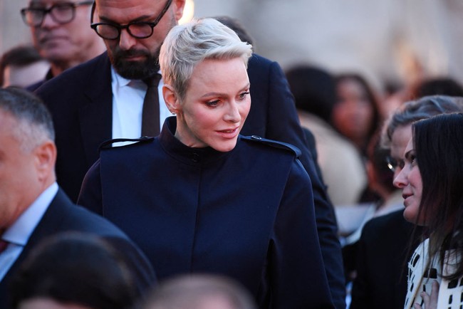 “Busana ini dari koleksi yang sudah dimiliki sebelum ditampilkan. Setelan ini sebenarnya merupakan kreasi yang dibuat ulang dari desain awal yang dirilis pada 1991,” demikian informasi dari pihak Kerajaan Monaco soal busana Putri Charlene di Paris Fashion Week. Foto: Getty Images