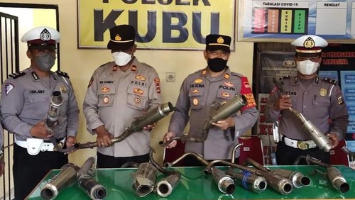 Kapolsek Kubu AKP I Nengah Sona saat menunjukkan barang bukti knalpot brong hasil razia pelajar