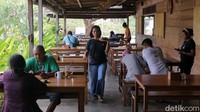 Meja dan kursinya terbuat dari kayu-kayu tebal yang hanya dilapisi pernis sehingga tampilannya tampak alami.