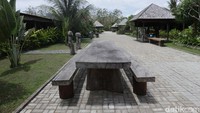 Terdapat beberapa saung kayu untuk tempat makan yang lebih personal. Hal lain yang menarik perhatian dari tempat makan ini, jajaran patung yang ditempatkan di halaman, maupun bagian dalam bangunan.
