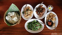 Pilihan lauknya cukup beragam, ada ikan kuah kuning, ikan bakar, cumi dan udang dengan berbagai variasi pengolahan, seperti goreng tepung, saus telur asin, rica-rica, saus Padang, dan sebagainya.