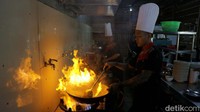 Ada pula pilihan ayam dan bebek, nasi goreng, mie goreng, bihun goreng untuk pelanggan yang tak bisa makan seafood. Menu sayurannya pun beragam, yang khas ada bunga pepaya, lalu ada pula cah kangkung, cah tauge, dan sebagainya.