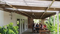 Pilihan minumannya juga sangat banyak, membuat kami cukup bingung untuk memilih mana yang paling menyegarkan. Ada es kelapa, es kelapa jeruk, jus mangga, jus alpukat, es leci, es cappucino, dan tentu saja es teh manis. Menariknya, ada opsi ukuran jumbo yang cocok dipesan saat sedang kehausan.