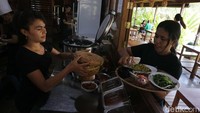Pemilik Restoran 3 Koki Ines Claudia Thiodorus mengungkapkan restorannya ini dibuat untuk memberikan pilihan menu makan yang beragam untuk warga di Saumlaki, yang merupakan salah satu daerah terdepan Indonesia.