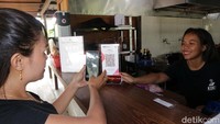 Terletak di daerah terdepan Indonesia, restoran 3 Koki nyatanya sudah mengadopsi cara pembayaran cashless, salah satunya menggunakan QRIS BRI. detikcom bersama BRI mengadakan program Tapal Batas yang mengulas perkembangan ekonomi, infrastruktur, hingga wisata di beberapa wilayah terdepan Indonesia. Untuk mengetahui informasi dari program ini ikuti terus berita tentang Tapal Batas di tapalbatas.detik.com!