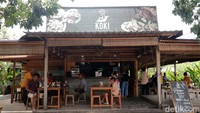 Restoran yang lokasinya berjarak sekitar 20 menit saja dari Bandara Mathilda Batlayeri Saumlaki itu memiliki dekorasi bangunan bernuansa etnik, dengan ornamen kayu di berbagai bagian tembok dan krei bambu yang dipasang berjejer di area muka dan sisi bangunan untuk menutupi terik matahari atau percikan air hujan.