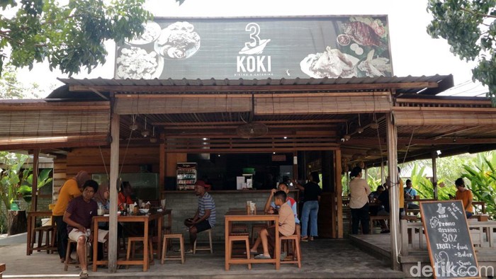 Resto 3 Koki di Ujung Negeri, Rasa Bintang 5 Harga Kaki Lima Bagi pecinta kuliner yang sedang berkunjung ke Kabupaten Kepulauan Tanimbar, Anda perlu mampir ke Resto 3 Koki. Yuk lihat restoran yang berada di ujung wilayah RI ini.