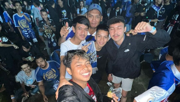 Revo berama rekannya di Stadion Kanjuruhan saat pertandingan Arema VS Persebaya