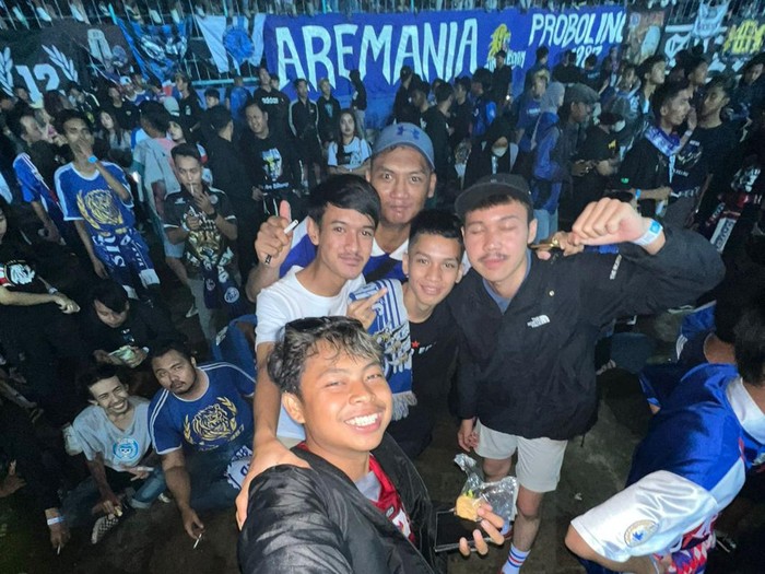 Revo berama rekannya di Stadion Kanjuruhan saat pertandingan Arema VS Persebaya