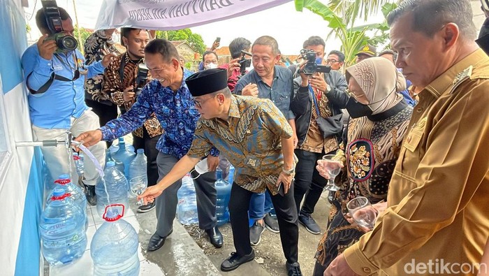 Risma resmikan program air bersih di Serang