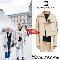 Saat berlibur bersama ke luar negeri dengan sang istri, Billar dan Lesti terlihat kompak mengenakan parka berwarna coklat. Parka yang dikenakan oleh Billar sendiri rupanya berasal dari merek mewah Givenchy yang harganya mencapai Rp 50,3 juta. Foto: Instagram/@fashionrizkybillar