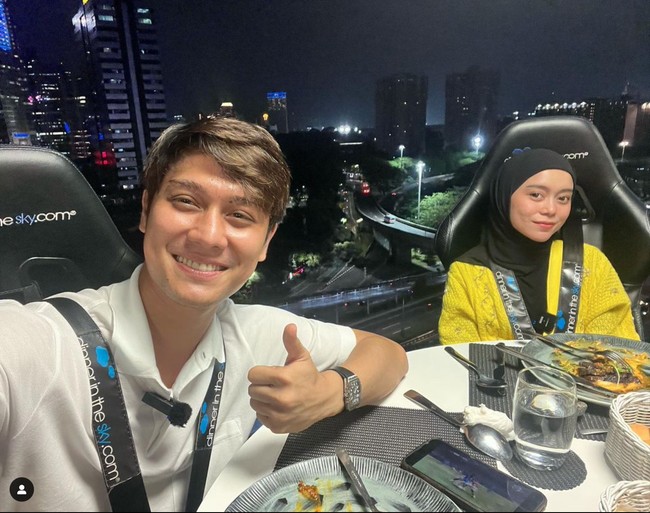 Beberapa waktu lalu Billar dan Lesti juga sempat menikmati dinner bersama di atas langit. Momen dinner keduanya itu kemudian dibagikan ke Instagram serta akun YouTube mereka. Harga paling murah untuk makan di Lounge in The Sky seperti Billar dan Lesti sendiri sekitar Rp 1,6 juta. Foto: Instagram/@rizkybillar