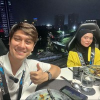 Beberapa waktu lalu Billar dan Lesti juga sempat menikmati dinner bersama di atas langit. Momen dinner keduanya itu kemudian dibagikan ke Instagram serta akun YouTube mereka. Harga paling murah untuk makan di Lounge in The Sky seperti Billar dan Lesti sendiri sekitar Rp 1,6 juta. Foto: Instagram/@rizkybillar