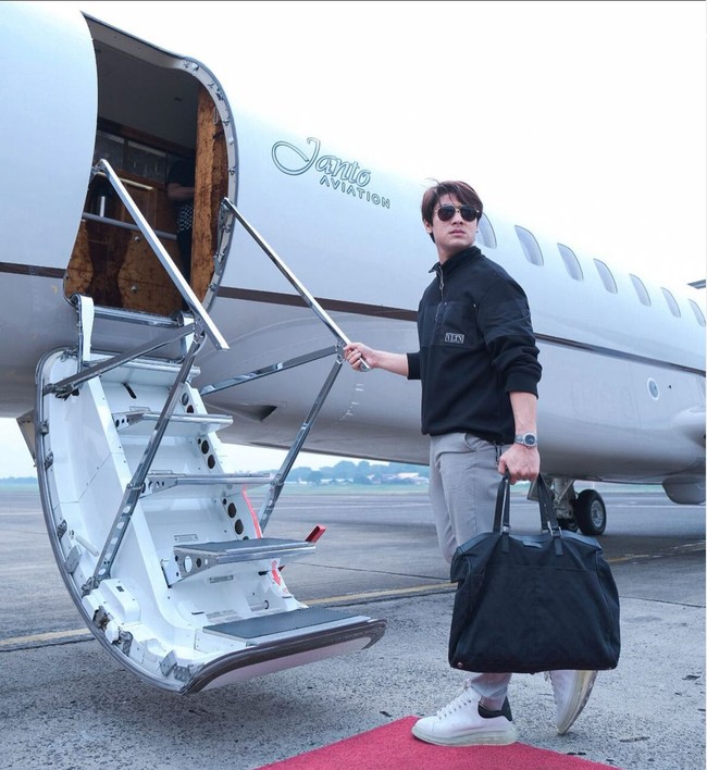 Rizky Billar juga sempat terlihat berpose didepaan sebuah pesawat pribadi. Begini gayanya sambil mengenakan kaca mata hitam dan menenteng sebuah tas. Foto: Instagram/@rizkybillar