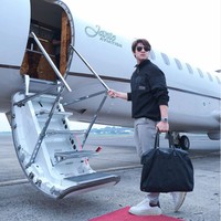 Rizky Billar juga sempat terlihat berpose didepaan sebuah pesawat pribadi. Begini gayanya sambil mengenakan kaca mata hitam dan menenteng sebuah tas. Foto: Instagram/@rizkybillar