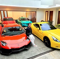 Billar juga diketahui memiliki sejumlah koleksi supercar yang terparkir memenuhi garasi rumahnya. Sambil mengenakan pakaian santai, Billar berpose di depan koleksi mobil-mobil mewahnya itu. Foto: Instagram/@rizkybillar