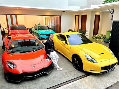 8 Gaya Mewah Rizky Billar, Baju Rp 50 Juta Hingga Koleksi Supercar