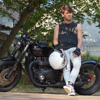 Tak hanya mobil, Billar juga memiliki koleksi motor mewah. Ini fotonya saat berpose di salah satu koleksi motor mewah miliknya. Bagaimana menurutmu penampilan Billar? Foto: Instagram/@rizkybillar