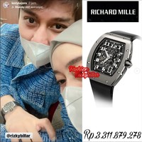 Tak kalah mewah, Billar juga pernah kedapatan mengenakan jam tangan yang harganya tak kaleng-kaleng, mencapai Rp 3,3 miliar. Jam tangan tersebut berasal dari merek Richard Mille. Foto: Instagram/@fashionrizkybillar