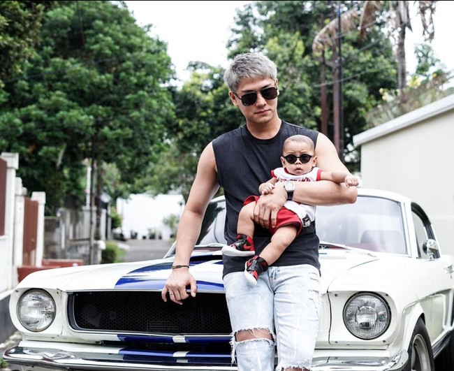 Saat ini Rizky Billar sendiri sedang disorot karena isu KDRT yang menyeret namanya. Billar dikabarkan berselingkuh dan melakukan KDRT kepada sang istri, Lesti Kejora. Foto: Instagram/@rizkybillar