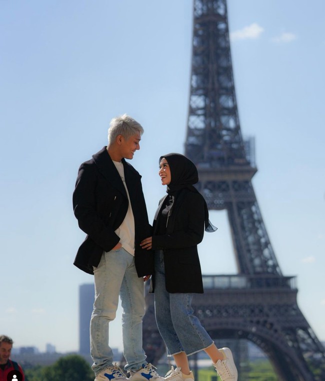 Melalui akun Instagram pribadinya, Billar terlihat beberapa kali berlibur bersama sang istri, Lesti Kejora ke luar negeri. Seperti dalam foto yang satu ini, ketika keduanya tampak mengunjungi menara Eiffel yang ada di Paris. Foto: Instagram/@rizkybillar