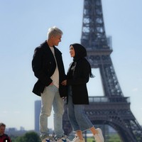 Melalui akun Instagram pribadinya, Billar terlihat beberapa kali berlibur bersama sang istri, Lesti Kejora ke luar negeri. Seperti dalam foto yang satu ini, ketika keduanya tampak mengunjungi menara Eiffel yang ada di Paris. Foto: Instagram/@rizkybillar