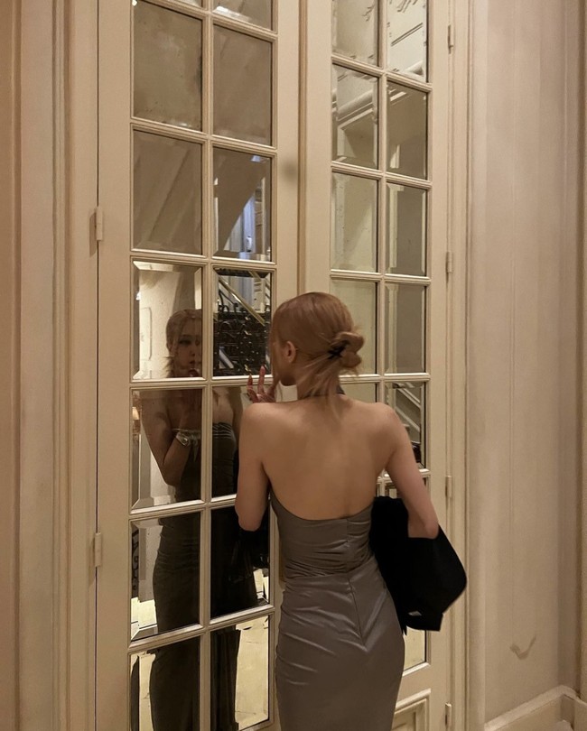 Gaun tersebut mengekspos punggung indah Rose BLACKPINK yang memiliki tubuh ramping idaman para wanita. Foto: dok. Instagram @roses_are_rosie