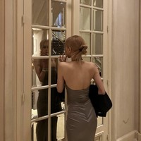 Gaun tersebut mengekspos punggung indah Rose BLACKPINK yang memiliki tubuh ramping idaman para wanita. Foto: dok. Instagram @roses_are_rosie