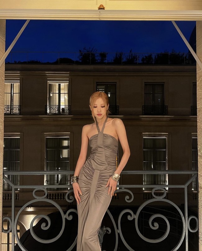 Rose pun mengunggah foto-foto OOTD yang diambilnya sebelum tiba di venue. Pemilik nama asli Park Chaeyoung itu terlihat memesona dalam balutan dress ketat yang mempertegas tubuh langsingnya. Foto: dok. Instagram @roses_are_rosie