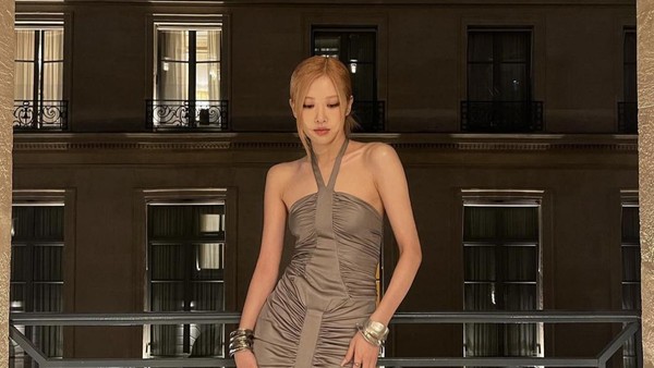 8 Gaya Rose BLACKPINK Dinner Bareng Geng Artis di Paris Fashion Week
