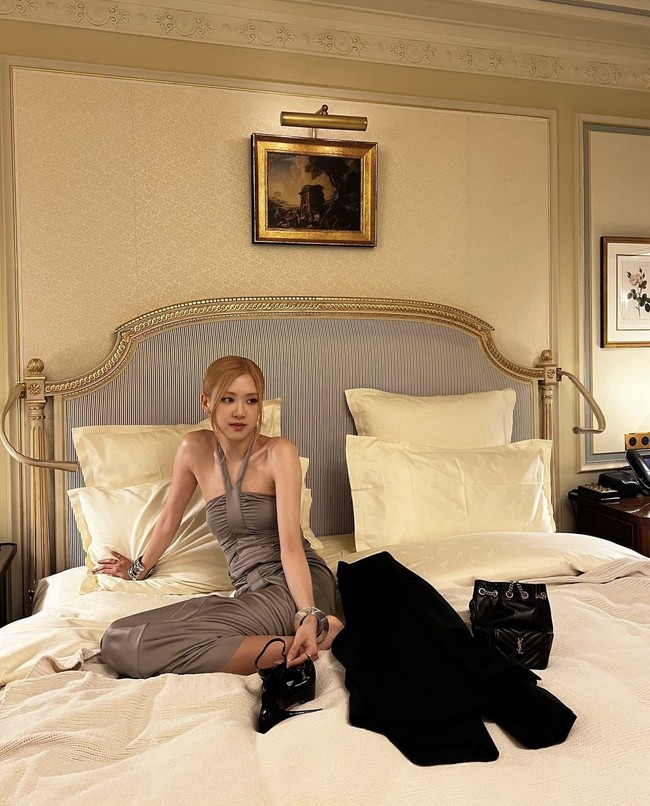 Halter dress abu-abu itu semakin mewah dengan koleksi gelang Saint Laurent yang serasi. Rose juga memperlihatkan blazer hitam sebagai outer meski tak dikenakannya. Foto: dok. Instagram @roses_are_rosie