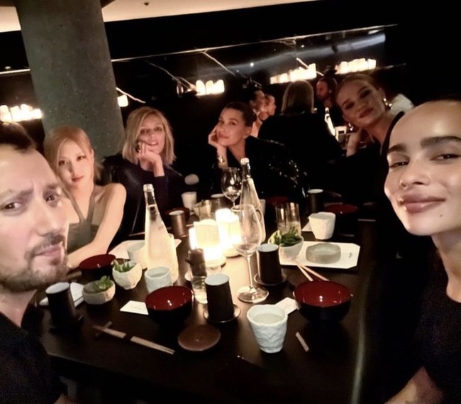 Terlihat dari unggahan Instagram Story Anthony Vaccarello, Rose BLACKPINK duduk bersama sang desainer di balik desain Saint Laurent dan sejumlah artis Hollywood antar lain Hailey Bieber dan Zoë Kravitz. Hadir pula model kenamaan Rosie Huntington-Whiteley dan Anja Rubik. Foto: dok. Instagram @anthonyvaccarello