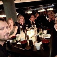 Terlihat dari unggahan Instagram Story Anthony Vaccarello, Rose BLACKPINK duduk bersama sang desainer di balik desain Saint Laurent dan sejumlah artis Hollywood antar lain Hailey Bieber dan Zoë Kravitz. Hadir pula model kenamaan Rosie Huntington-Whiteley dan Anja Rubik. Foto: dok. Instagram @anthonyvaccarello