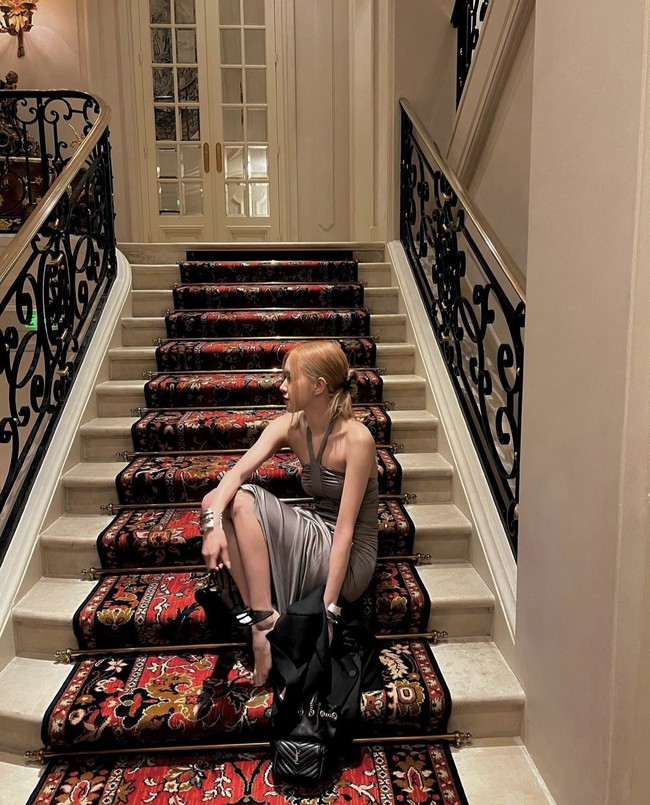 Malam itu, Minggu (2/10/2022), Rose BLACKPINK menjadi salah satu tamu acara makan malam Saint Laurent yang dihadiri Creative Director Saint Laurent, Anthony Vaccarello dan sejumlah artis Hollywood. Rumah mode itu membawa hidangan dan pengalaman dari restoran terkenal Los Angeles, Sushi Park ke store Saint Laurent di Rive Droite, Paris. Foto: dok. Instagram @roses_are_rosie