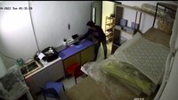 Detik-detik Maling Bobol Toko Kue Ruben Onsu Terekam CCTV
