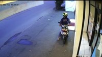 Terduga pelaku menggunakan sepeda motor sampai di depan toko kue Ruben Onsu pada 4 Oktober 2022 sekitar pukul 5.29 WIB. Foto: dok. Instagram Ruben Onsu