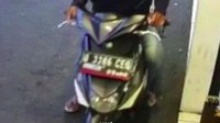 CCTV juga merekam jelas nomor polisi motor terduga pelaku yang membobol toko kue Ruben Onsu. Karyawan Ruben Onsu sudah melapor ke polisi untuk peristiwa ini. Foto: dok. Instagram Ruben Onsu