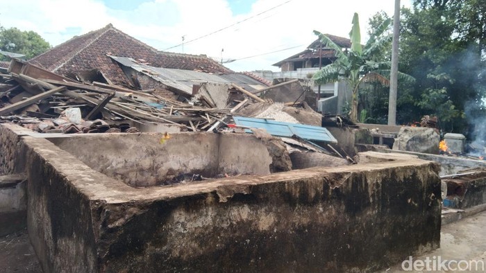 Rumah di Majalengka hancur