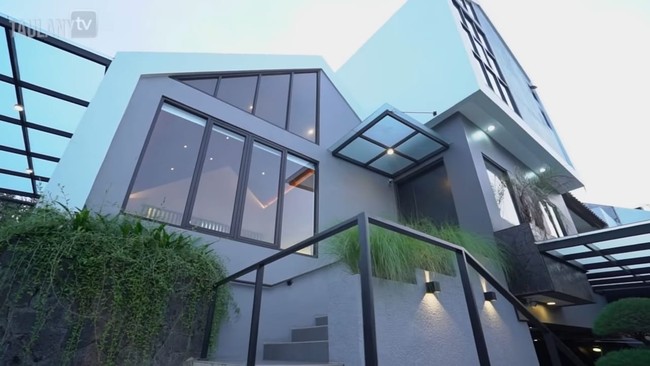 Rumah Surya Insomnia mengedepankan kenyamanan dan keamanan. Sampai-sampai, rumahnya didukung sistem pengaman yang canggih. Intip isinya di sini. (Foto: YouTube TAULANY TV)