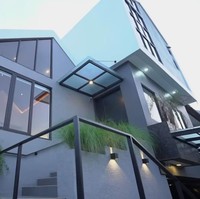 Rumah Surya Insomnia mengedepankan kenyamanan dan keamanan. Sampai-sampai, rumahnya didukung sistem pengaman yang canggih. Intip isinya di sini. (Foto: YouTube TAULANY TV)