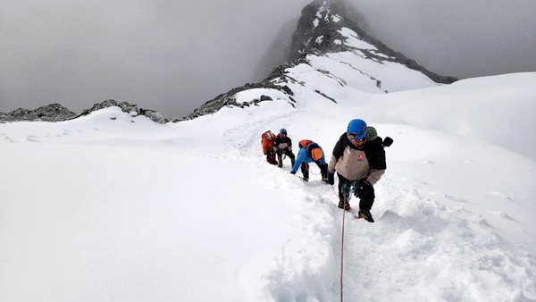 Tim PPA Ekspedisi Himalaya berhasil mencapai puncak Island Peak (6.189 mdpl) melalui jalur Everest Basecamp sekitar pukul 08:30 waktu setempat dalam perjalanan yang merupakan rangkaian PPA Ekspedisi Himalaya. Tim PPA Ekspedisi Himalaya berhasil mencapai puncak Island Peak (6.189 mdpl) melalui jalur Everest Basecamp sekitar pukul 08:30 waktu setempat dalam perjalanan yang merupakan rangkaian PPA Ekspedisi Himalaya.Â