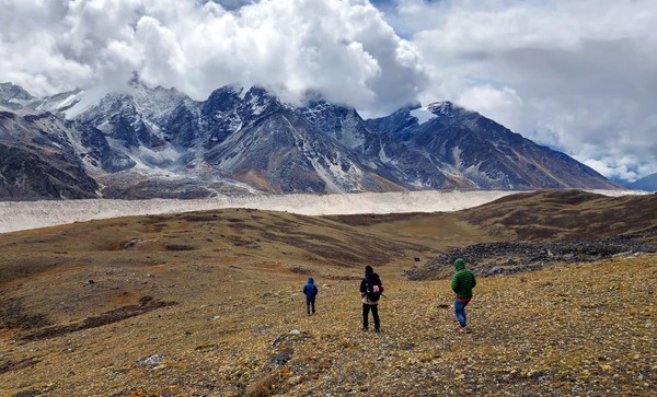 Tiga pendaki tim PPA Ekspedisi Himalaya Yuzzardi Angga Karunia, Yuli Adi Gunawan dan Andi Nugroho berhasil mengibarkan bendera Merah Putih dan bendera PPA di puncak Island Peak Himalaya, Nepal, pada Sabtu (1/10/2022) akhir pekan lalu. Tiga pendaki tim PPA Ekspedisi Himalaya Yuzzardi Angga Karunia, Yuli Adi Gunawan dan Andi Nugroho berhasil mengibarkan bendera Merah Putih dan bendera PPA di puncak Island Peak Himalaya, Nepal, pada Sabtu (1/10/2022) akhir pekan lalu.Â