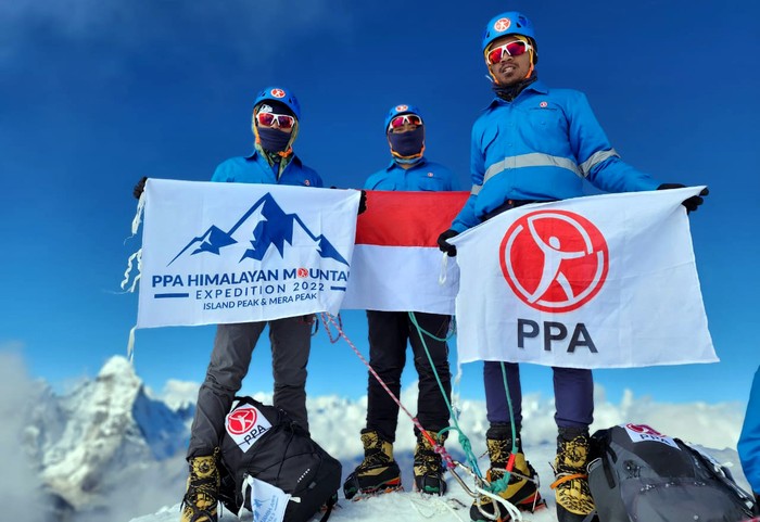 Saat Merah Putih Berkibar di Pegunungan Himalaya Tim Ekspedisi PPA Mencapai Misi Pertama Summit Island Peak di Pegunungan Himalaya. Bendera Merah Putih pun dikibarkan disana.
Tiga pendaki tim PPA Ekspedisi Himalaya Yuzzardi Angga Karunia, Yuli Adi Gunawan dan Andi Nugroho mengibarkan bendera Merah Putih dan bendera PPA di puncak Island Peak Himalaya, Nepal, Sabtu (1/10/2022).