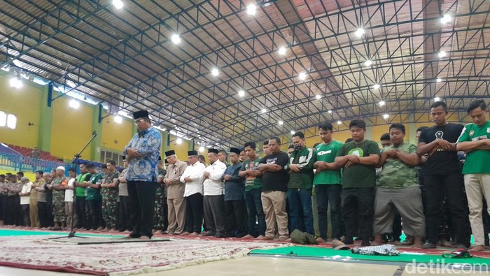Salat gaib di GOR Mini Pancing