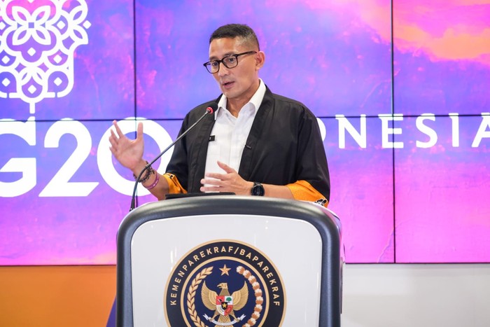Menparekraf Sandiaga Salahuddin Uno memaparkan sejumlah persiapan yang telah dilakukan jelang pelaksanaan Konferensi Tingkat Tinggi (KTT) G20 dalam Weekly Brief with Sandi Uno di Gedung Sapta Pesona, Jakarta Pusat, Senin (3/10/2022).